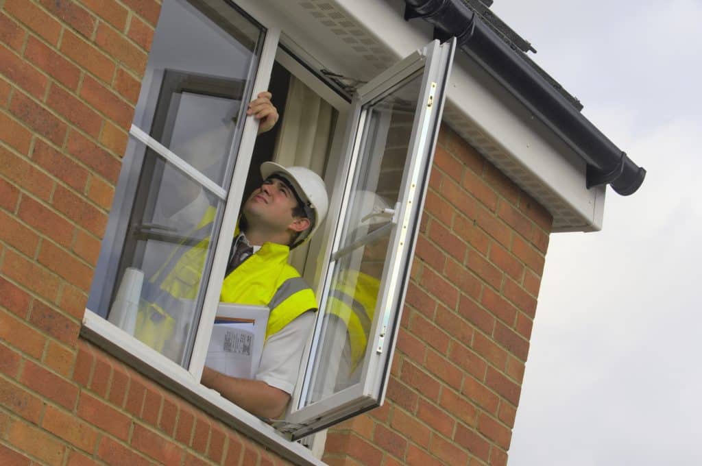 Un ouvrier en pleine installation d'un joint de fenêtre